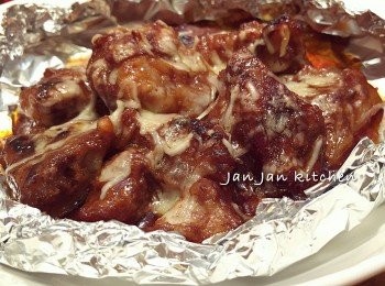 step4: 普通電飯鍋的做法：
其實同上面一樣，只是清雞湯大概要1碗，調味方面可能要增加一點點。爆香完軟骨後，將醃汁及清雞湯倒入煮熱，試味後即可倒入飯鍋炆1小時，間中反一兩次，完成再保溫半小時，最後才收汁，收汁可於飯鍋做埋。