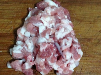 step3: 肉切丁，或者剁爛。