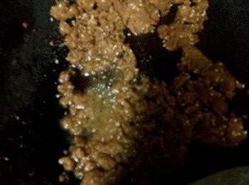 step5: 放入油鍋加入白芝麻，炒15分鐘後炒乾，熄火取出。