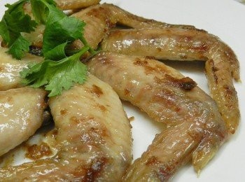 step5: 脆脆的烤雞翅加上泰泰風暹蝦鮮蝦醬，還挺好吃的喔!