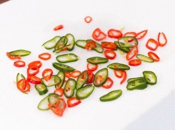 step5: 取出辣椒圈，隔水，以廚紙印乾備用。麵粉加入一小撮鹽拌勻備用。雞蛋加入一小撮鹽後打散備用。