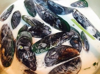 step4: 加入椰汁和魚露煮滾，加青口，蓋好煮約5至8分鐘至青口打開。擠入青檸汁和大部分芫茜葉碎拌勻。將餘下的指天椒和芫茜葉碎灑上面裝飾即成。