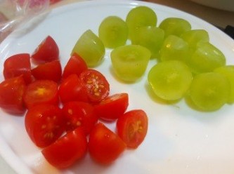 step3: 將車里茄及提子切半排放在菜上。