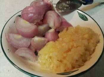 step1: 蒜頭切蓉, 乾蔥頭開半再開半, 備用