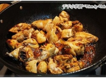 step5: 接著倒入醬油,炒出醬油及焦糖的香氣，這時味道超香～