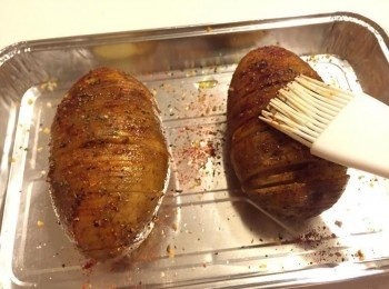 step4: 將馬鈴薯分層裡面即表面都刷上橄欖油, 撒上自己歡的調味料