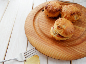 step8: 烤好之後可對半切，但不要切開，切一點縫隙，縫隙之間抹上檸檬汁，或者其他醬汁也可。