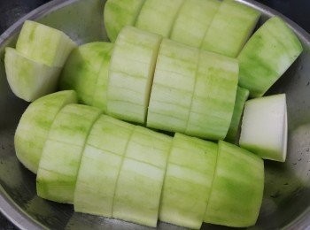 step1: 節瓜清洗後，挖去皮切件