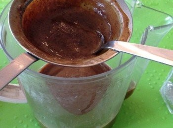 step5: 過濾，（小孩吃，過濾一下紅棗皮，如果大人吃不是太在意口感可以不過濾）