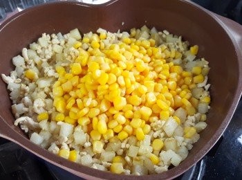 step4: 加入粟米粒一同拌炒。