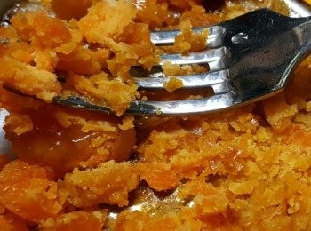 step3: 將已經焗香的咸蛋黃用?壓碎(咸蛋黃中如果有一粒硬身蛋黃是不易壓碎,可以不要)