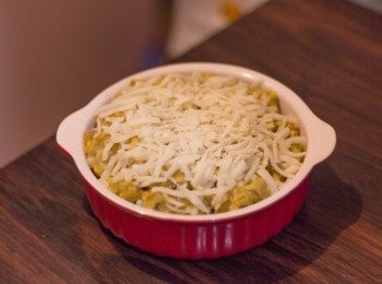 step12: 鋪上汁料及碎芝士，放入已預熱220度之焗爐焗大約8分鐘或直至芝士上色即成