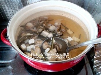 step13: 加少許鹽調味及放入昆布條拌勻再煮滾 , 熄火焗5分鐘即成昆布蜆清湯