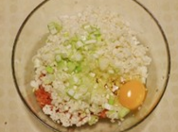 step1: 將馬蹄去皮後切碎，蔥切碎，與肉餡一切倒入一個大碗中，打入一個雞蛋。