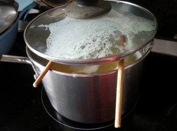 step2: 用筷子隔住蓋防漏潟