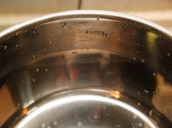 step5: 鍋內的刻度可以讓高湯加入的份量更一目了然。