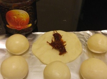 step2: 將麵團分成大約25g至30g左右,約可做16個左右。再搓成球體壓平放釀入XO醬封口,再搓成球體。