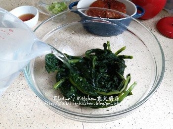 step5: 雪菜葉用水沖一沖洗 , 瀝乾後放入大碗內加水浸過面靜待30分鐘
