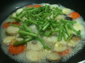 step2: 紅蘿蔔軟化後，打開鍋蓋，放入甜菠菜莖。