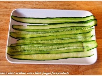 step2: 小黃瓜洗淨後，刨成薄片狀，用廚房紙巾擦拭，以去除水分。