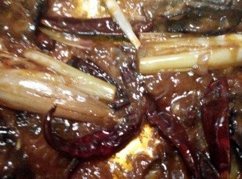 step2: 油鍋裡將小葱頭 炒至香味出現後放入馬拉盞炒至5分鐘香味嗅到香味後加入其他材料和调味料小火炒20分鐘。