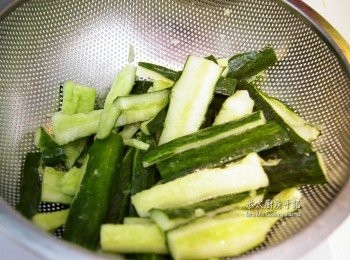 step3: 把拍好的青瓜放在筲箕裡，放1茶匙鹽抓匀，待15分鐘。