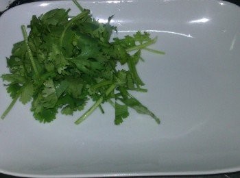 step1: 先將幾株香菜洗淨切段備用