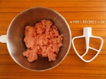 step2: 接著將魚肉與鹽巴至於KitchenAid攪拌鋼盆中，並用槳狀攪拌器攪拌約6分鐘。