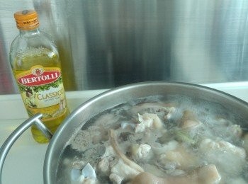 step1: 先煲熱水加<span class="group_2">汆水</span>料,將豬手同<span class="group_2">汆水</span>十分鐘