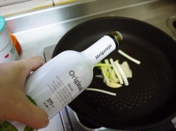 step2: 起鍋下少許的油，​爆香蔥薑蒜(我先用橄欖油爆香，這樣比較不會苦，也比較快速)