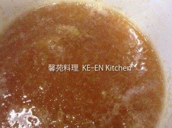 step6: 小鍋內倒入柴魚醬、水50cc、加火滾後加入一半蘿蔔泥（另一半留著裝飾用）