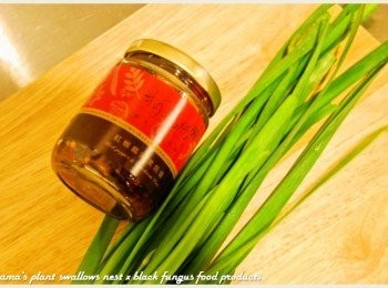 step1: 事先準備韭菜、紅椒麻辣黑菇醬與白芝麻等料理<span class="group_1">食材</span>。