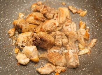 step3: 接著從鍋邊嗆入米酒並蓋上鍋蓋將雞肉悶熟後，灑上胡椒鹽調味。