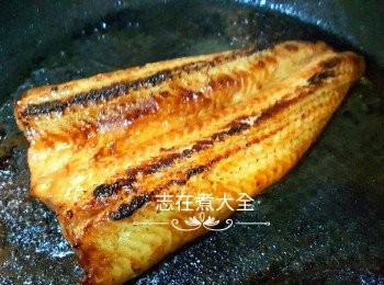 step4: 加入一半醃料汁落鑊，將鱔反轉中火煎2分鐘，再落另外一半醃料汁及將鱔反轉多煎2分鐘