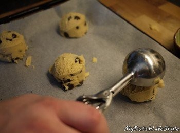 step5: 取一冰淇淋球湯勺，一球球等量勺起，隨即送入烤箱200度約30分鐘烘培。