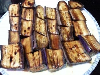 step3: 茄子洗淨切段,蒸15分鍾至軟身,將煮杰身的滷汁料淋上茄子上即可