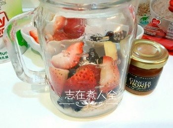 step2: 順次序放乳酪、燕麥、水果及蜜糖