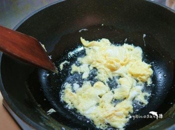 step3: 起油鍋.兩匙熱油.下雞蛋拌炒