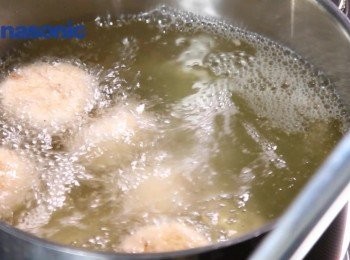 step5: 然後放入180度滾油炸至金黃色即可，沾上甜辣菠蘿醬同吃。