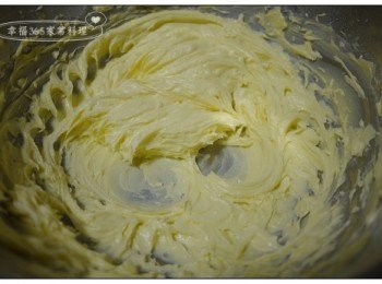 step4: 軟化的奶油以電動打蛋器打至微發狀態。