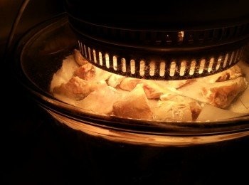 step6: 光波爐預熱200c約3分鍾,用高架,先波8分鍾,反轉再波5分鍾至金黃及脆,取出備用