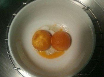step1: 蒸熟2隻鹹蛋黃