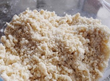 step3: 用手將牛油捏碎，與麵粉拌勻成顆粒狀，這就成crumble