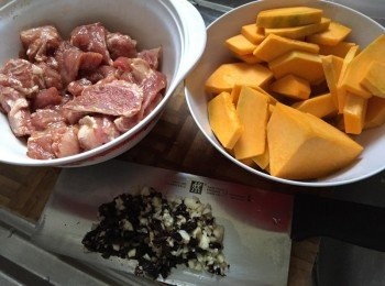 step1: 排骨先沖水洗淨，用廚房紙徹底印乾水份，再加醃料醃半小時或以上，豆豉用水浸5-10分鐘，期間沖水2-3次，瀝乾後與切碎的蒜頭一起再剁少許、蔥切段，乾蔥頭切片備用