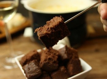 step14: 朱古力蛋糕沾芝士做甜品。