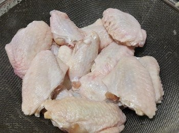 step1: <a href="https://bit.ly/3zHU5V3" target="_blank" data-keyword="雞中翼" class="guide-link"><strong>雞中翼</strong></a> <span style="display:inline-block;vertical-align:middle;margin-top:-3px;color:initial;border-radius:3px;padding:2px 3px;font-size:12px;line-height:14px;background:#87d300;color:#fff;">即買</span> 清洗後隔乾水份，去骨少少調味料醃好備用