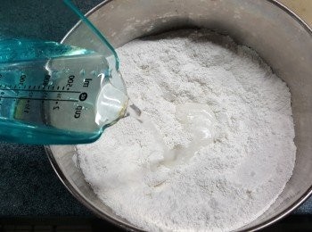 step4: 再慢慢加入210g水去攪成粉漿