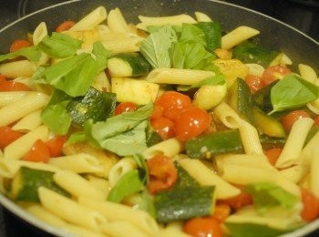 step4: 最後下50毫升煮麵水，長通粉及羅勒，拌勻即成！（如想要多點醬汁，可多加點煮麵水）