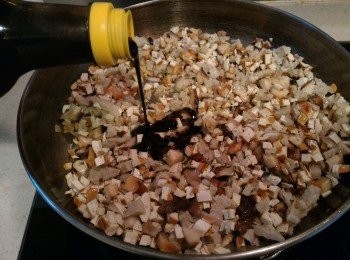 step6: 倒進醬油膏