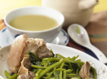 step1: 豬踭洗淨汆水，西洋菜洗淨瀝水，蜜棗去核，乾鴨腎用清水浸1小時，用湯鍋煮沸約12杯水, 放下薑、豬肉和乾鴨腎, 大火加蓋沸煮15分鐘, 改文火煲90分鐘。加入西洋菜和蜜棗, 再煮半小時，加鹽調味。